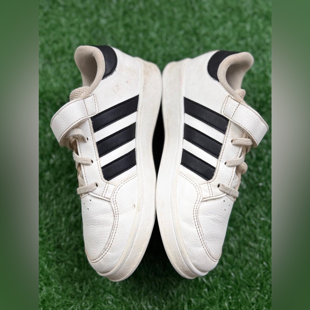 Adidas Kids White and Black Classic Sneakers Size 1.5‎